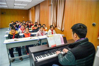 用音樂譜寫出大愛之歌--記援陜支教老師陸榮兵