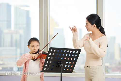 音樂老師課外輔導小朋友小提琴