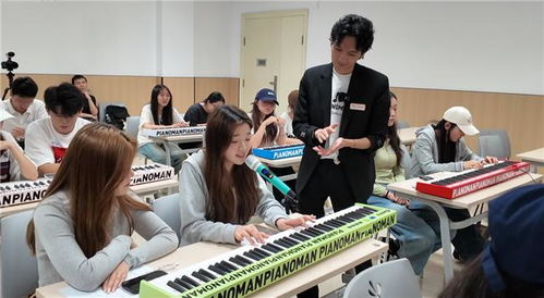 國貨潮牌鋼琴俠顛覆傳統 零基礎大學生3天組團彈唱刷屏,折疊鋼琴掀起音樂教育新浪潮