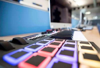 動(dòng)畫與視覺特效的“夢(mèng)工廠” 奧斯卡獲獎(jiǎng)校友與工業(yè)級(jí)頂尖設(shè)施成就卓越音樂教育